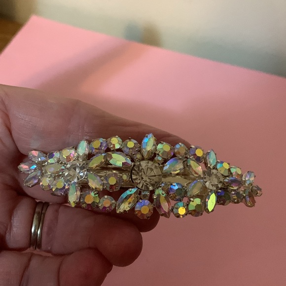 Gorgeous sparkle on this hair pin clip, 3 1/2” - Picture 4 of 5
